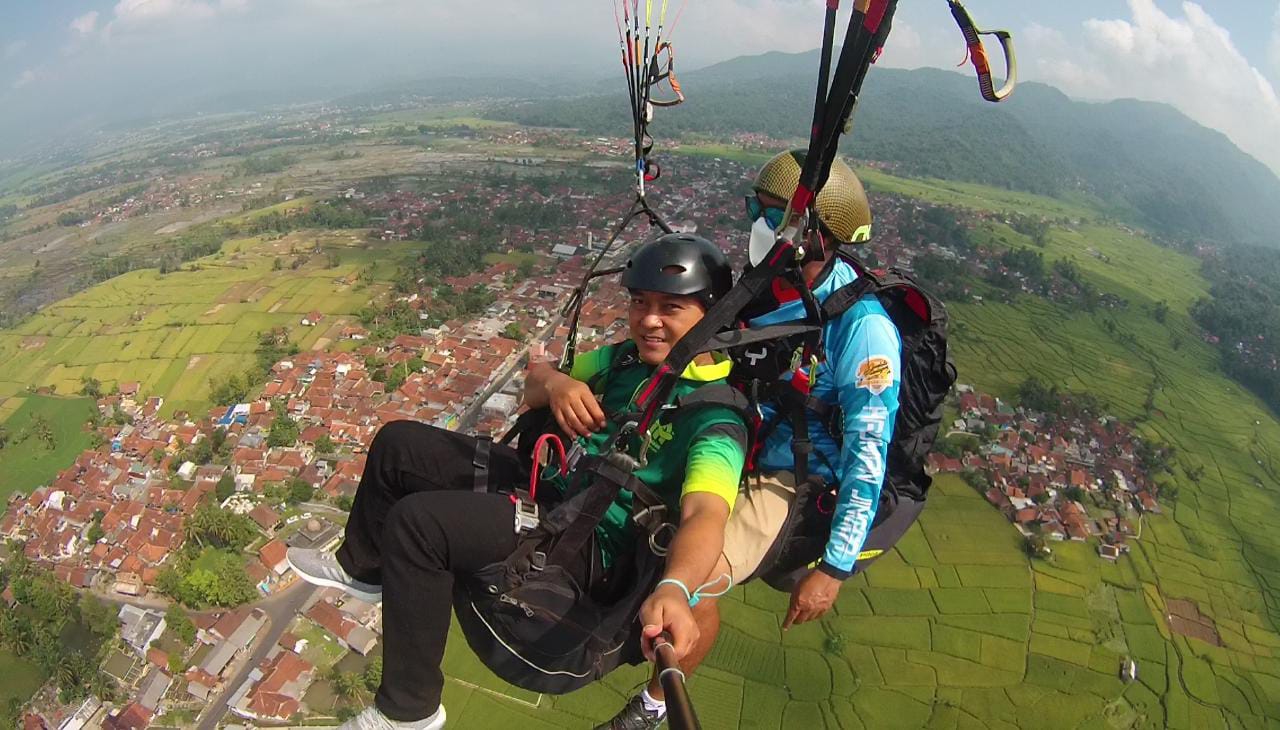 Paralayang Bukit Pasirgowong di Tasikmalaya