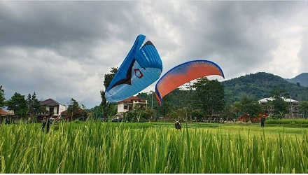 Paralayang Bukit Pasirgowong di Tasikmalaya