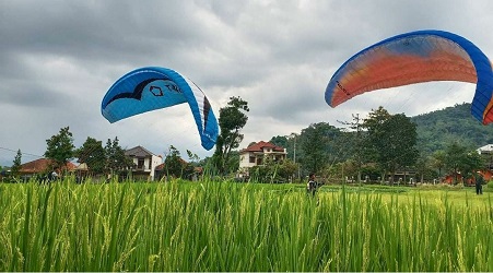 Paralayang Bukit Pasirgowong di Tasikmalaya