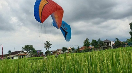 Paralayang Bukit Pasirgowong di Tasikmalaya