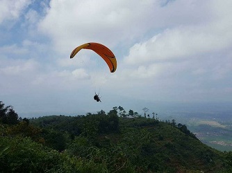 Paralayang Bukit Pasirgowong di Tasikmalaya