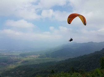 Paralayang Bukit Pasirgowong di Tasikmalaya