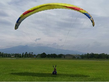 Paralayang Bukit Pasirgowong di Tasikmalaya