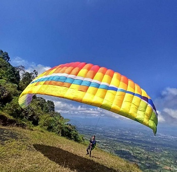 Paralayang Lapangan Lengkong di Bukit kekep Wonosobo