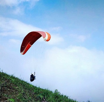 Paralayang Lapangan Lengkong di Bukit kekep Wonosobo