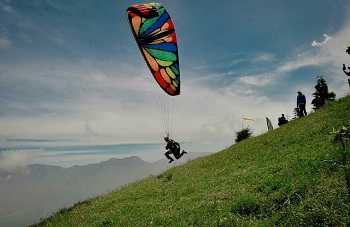 Paralayang Lapangan Lengkong di Bukit kekep Wonosobo