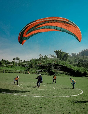 Paralayang Lapangan Lengkong di Bukit kekep Wonosobo