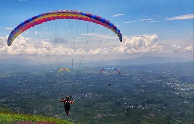 Paralayang Lapangan Lengkong di Bukit kekep Wonosobo