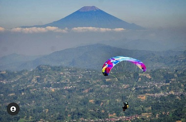 Paralayang Lapangan Lengkong di Bukit kekep Wonosobo