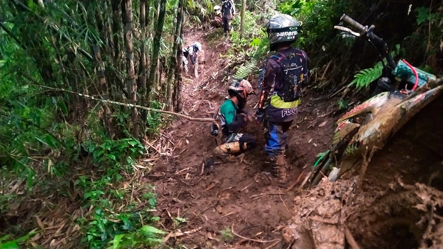 Sensasi Trail Citorek Negeri diatas awan 